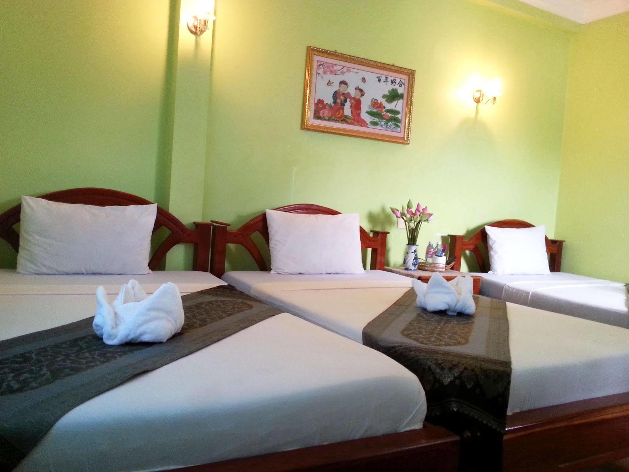 Ta Som Guesthouse & Tour Services Сіємреап Екстер'єр фото